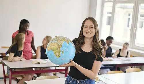 Studentin mit Globus international Studentin mit Globus international