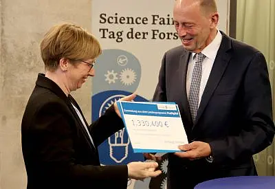 Übergabe der Drittmittel an Prof. Dr. Petra Krichhoff