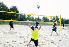 Personen spielen Beachvolleyball