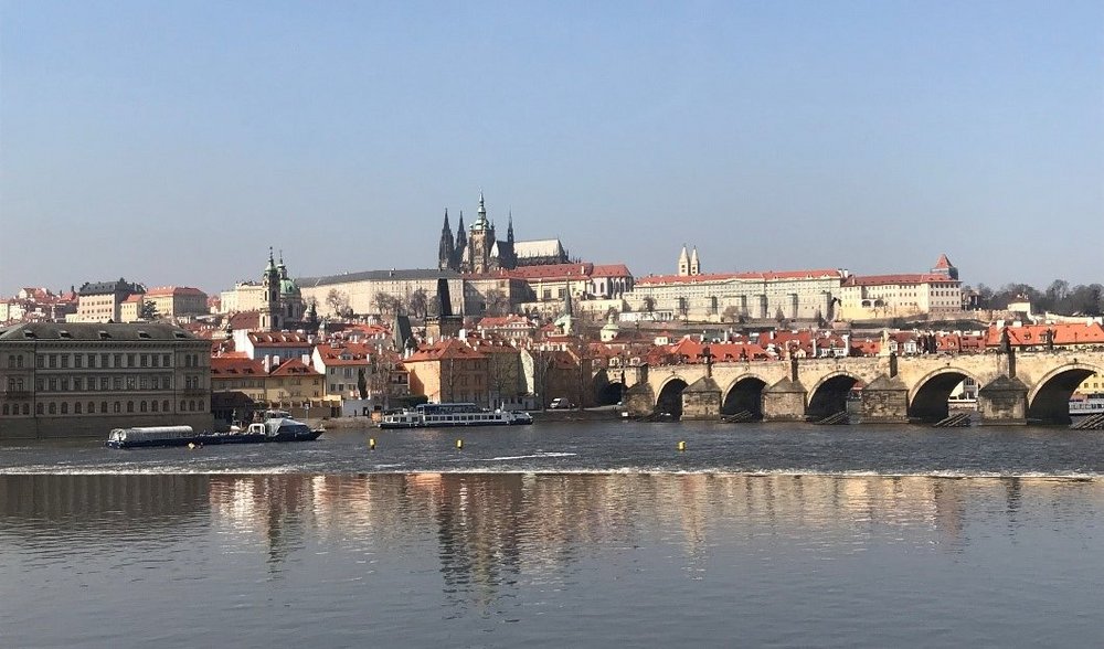 Panorama-Aufnahme von Prag mit Karlsbrücke und St. Veitsdom