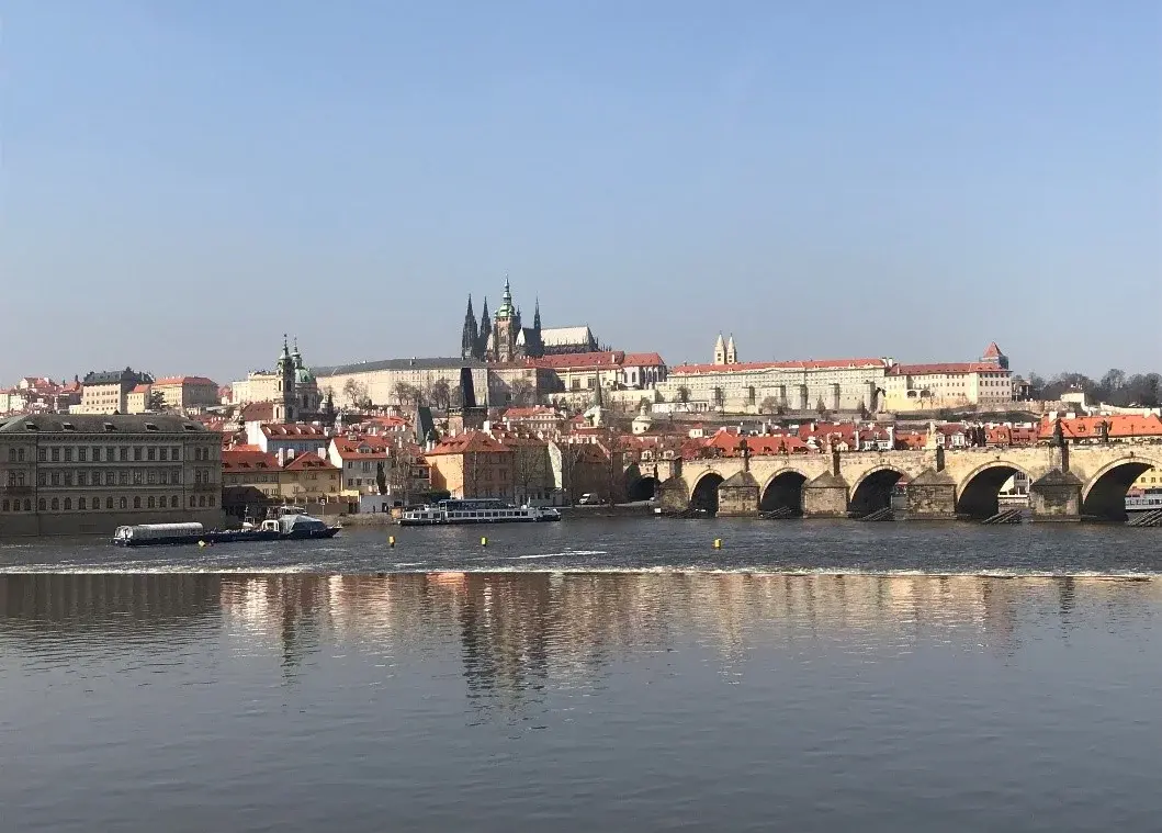 Panorama-Aufnahme von Prag mit Karlsbrücke und St. Veitsdom