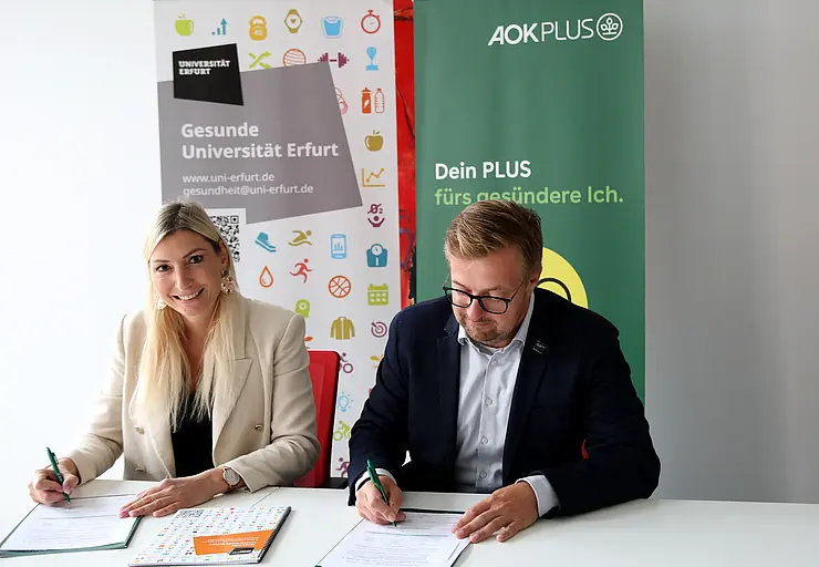 Franziska Plock and Christian Schellhardt sign the cooperation agreement.