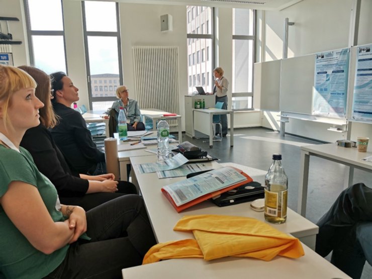 Teilnehmerinnen aus Erfurt (von links: Katinka Clasen, Sandra Klaubert und Melanie Keiner) mit zwei der Organisatorinnen des Arbeitstreffens (Prof. Dr. Bärbel Kracke, Prof. Dr. Barbara Drechsel) 