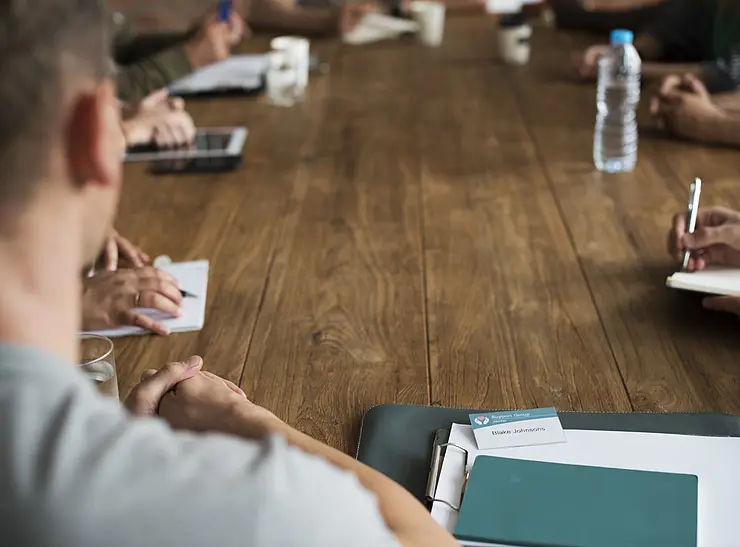 Besprechungssituzation am Tisch