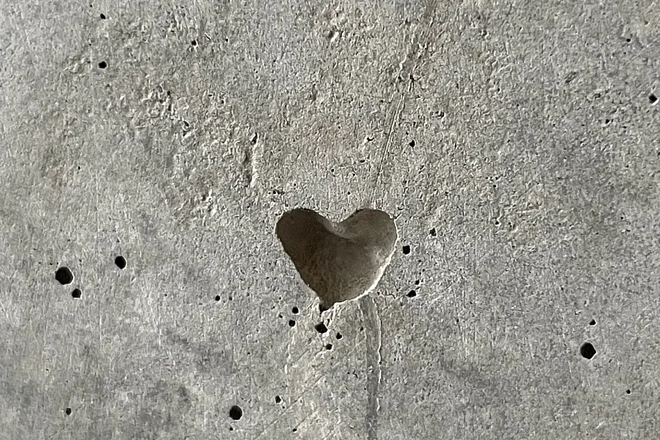 Herz im Beton des Forschungsbaus "Weltbeziehungen"