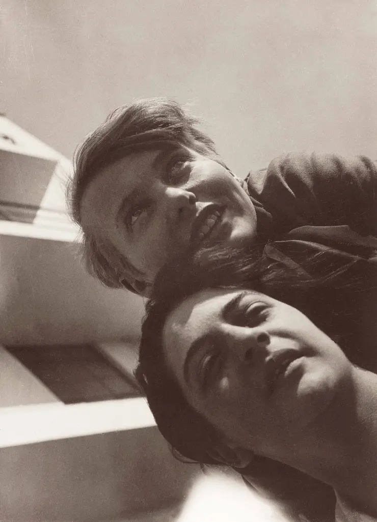 Foto: T. Lux Feininger, 1928, Karla Grosch (Weimar 1904 – Tel Aviv 1933) und Else Rawitzer (Berlin 1908 – Auschwitz 1942) vor dem Bauhaus-Gebäude, Stiftung Bauhaus Dessau.