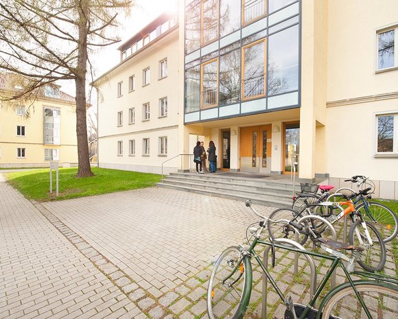 Das Lehrgebäude 4 auf dem Campus der Universität Erfurt