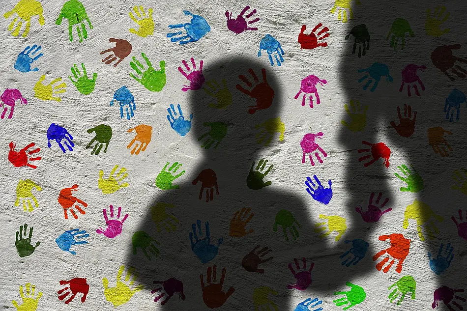 Schatten eines Kindes an der Hand eines Erwachsenen