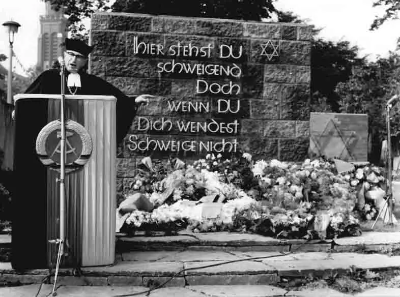 Einweihung einer Mahn- und Gedenkstätte auf dem jüdischen Friedhof in der Schönhauser Allee in Berlin am 3. September 1961 in Anwesenheit des Staatssekretärs für Kirchenfragen der DDR, Hans Seigewasser, und des Landesrabbiners Dr. Martin Riesenburger.