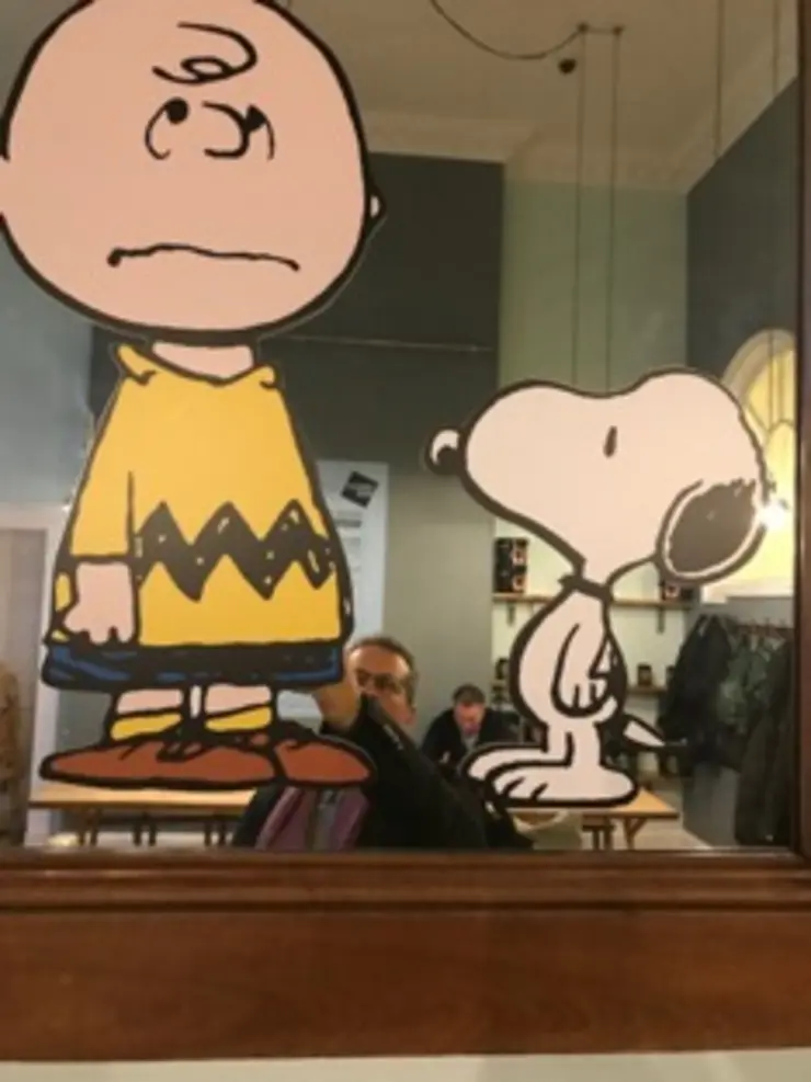 Charlie Brown und Snoopy auf einer Glasscheibe in einem Café