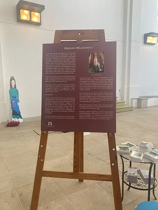 Das Willkommensschild am Eingang der Ausstellung