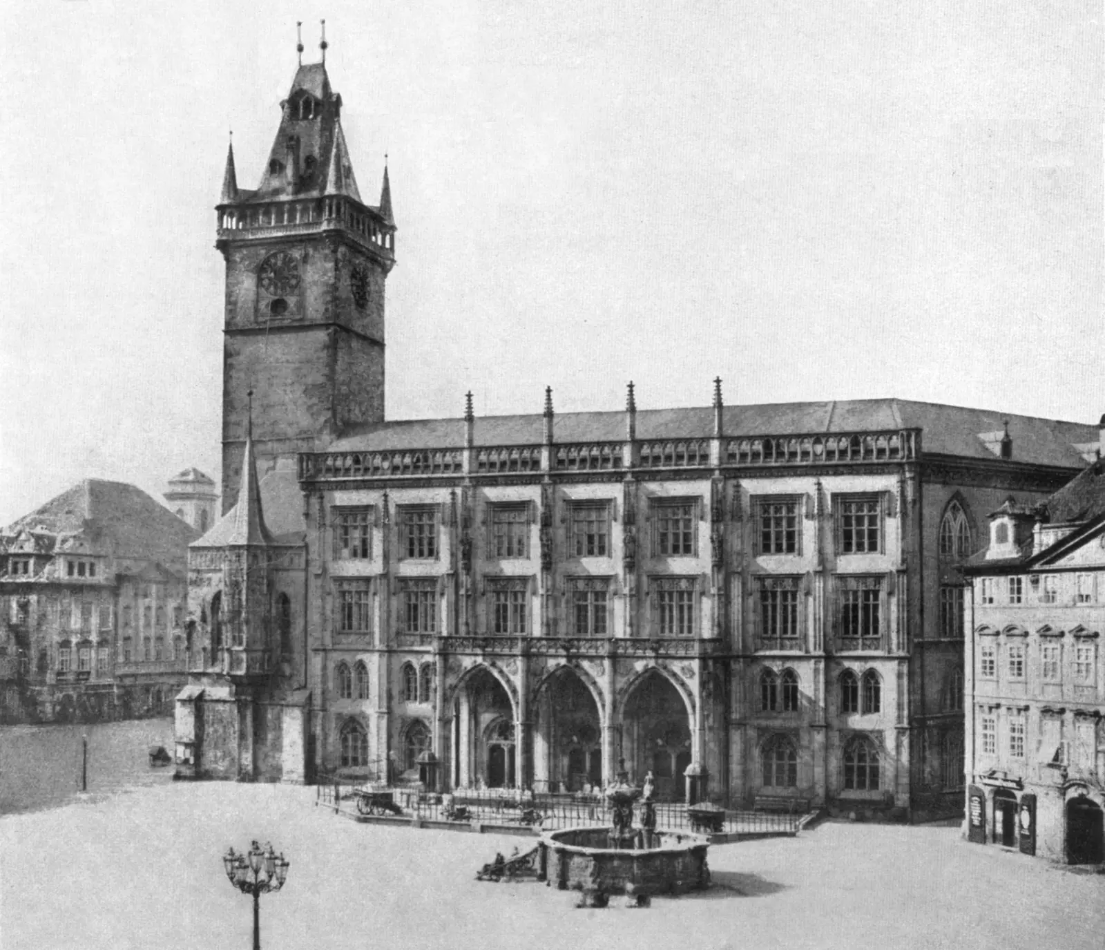 Ostportal des Altstädter Rathauses in Prag (1856) - Bild Andreas Groll (1812-1872). Quelle: Wikimedia Commons