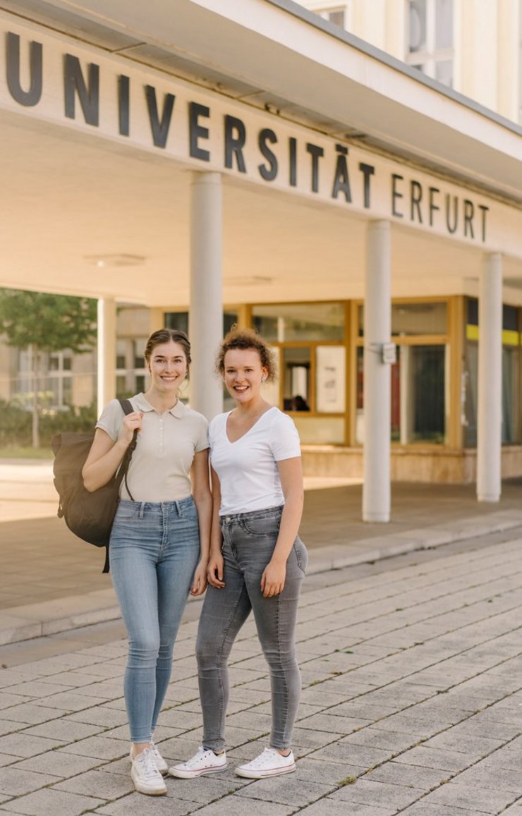 Studierende Eingang Uni Erfurt
