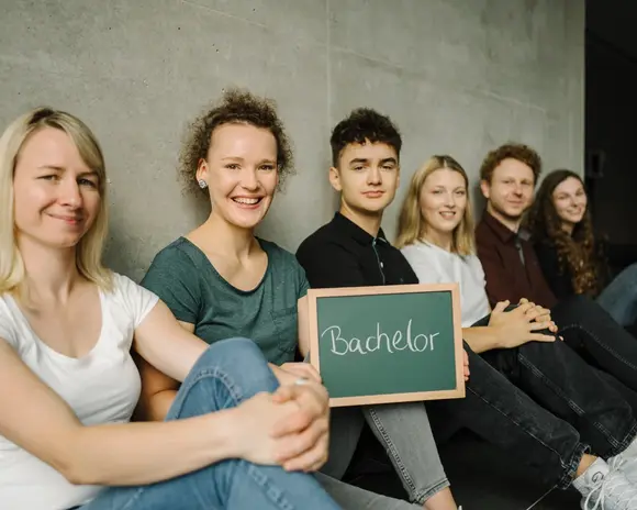 Studierende mit Tafel Uni Erfurt