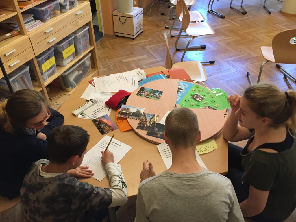 Schüler:innen und Lehrer:innen der Christophorusschule Erfurt erkunden die Stadt Erfurt mit dazugehörigen Materialien und Arbeitsblättern