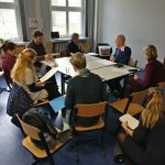 Workshop-Teilnehmer:innen in einem Stuhlkreis im Rahmen der 11. Internationalen Lernwerkstättentagung in Erfurt