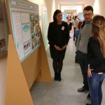 Teilnehmer:innen betrachten ein Poster im Rahmen der Posterpräsentation der 11. internationalen Lernwerkstättentagung in Erfurt