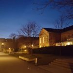 Der beleuchtete Campus der Universität Erfurt am Abend