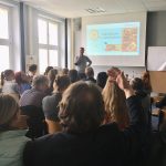 Vortrag und Publikum im Rahmen der 11. Internationalen Lernwerkstättentagung in Erfurt