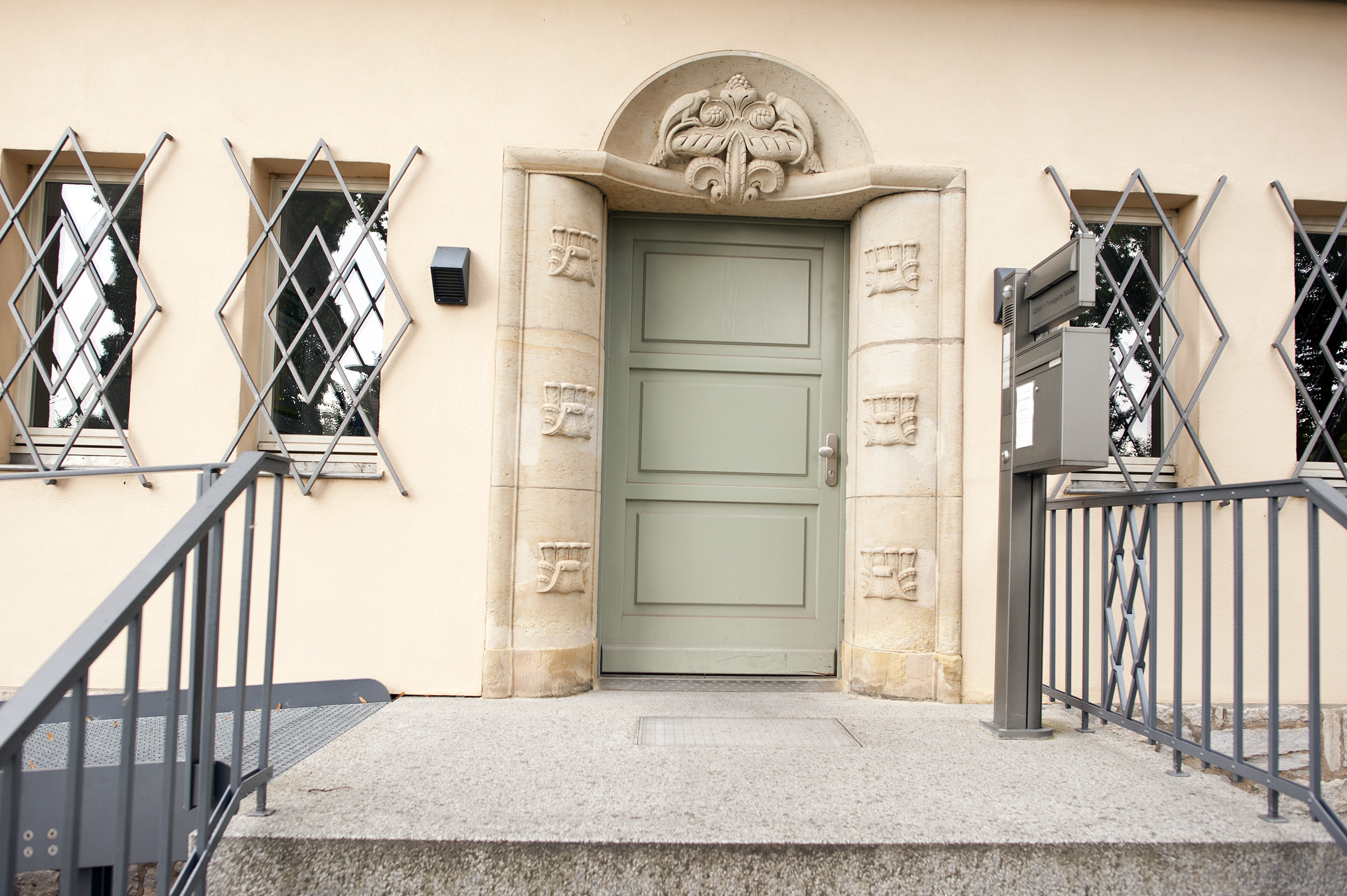 Eingang in die Villa Martin, Katholisch-Theologischen Fakultät der Uni Erfurt