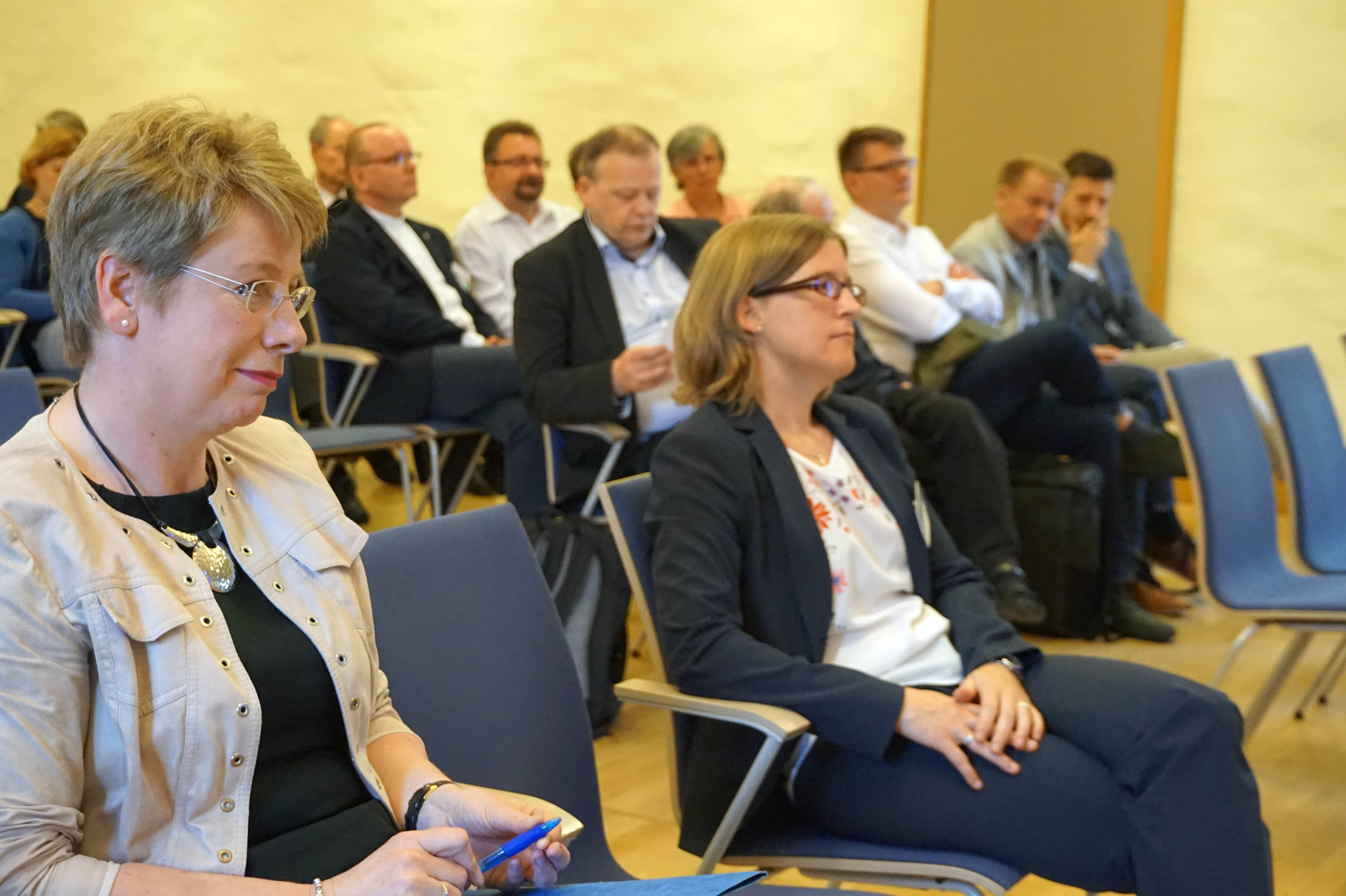 Blick in das Publikum, darunter Prof. Dr. Myriam Wijlens (links) und Prof. Dr. Julia Knop (rechts)