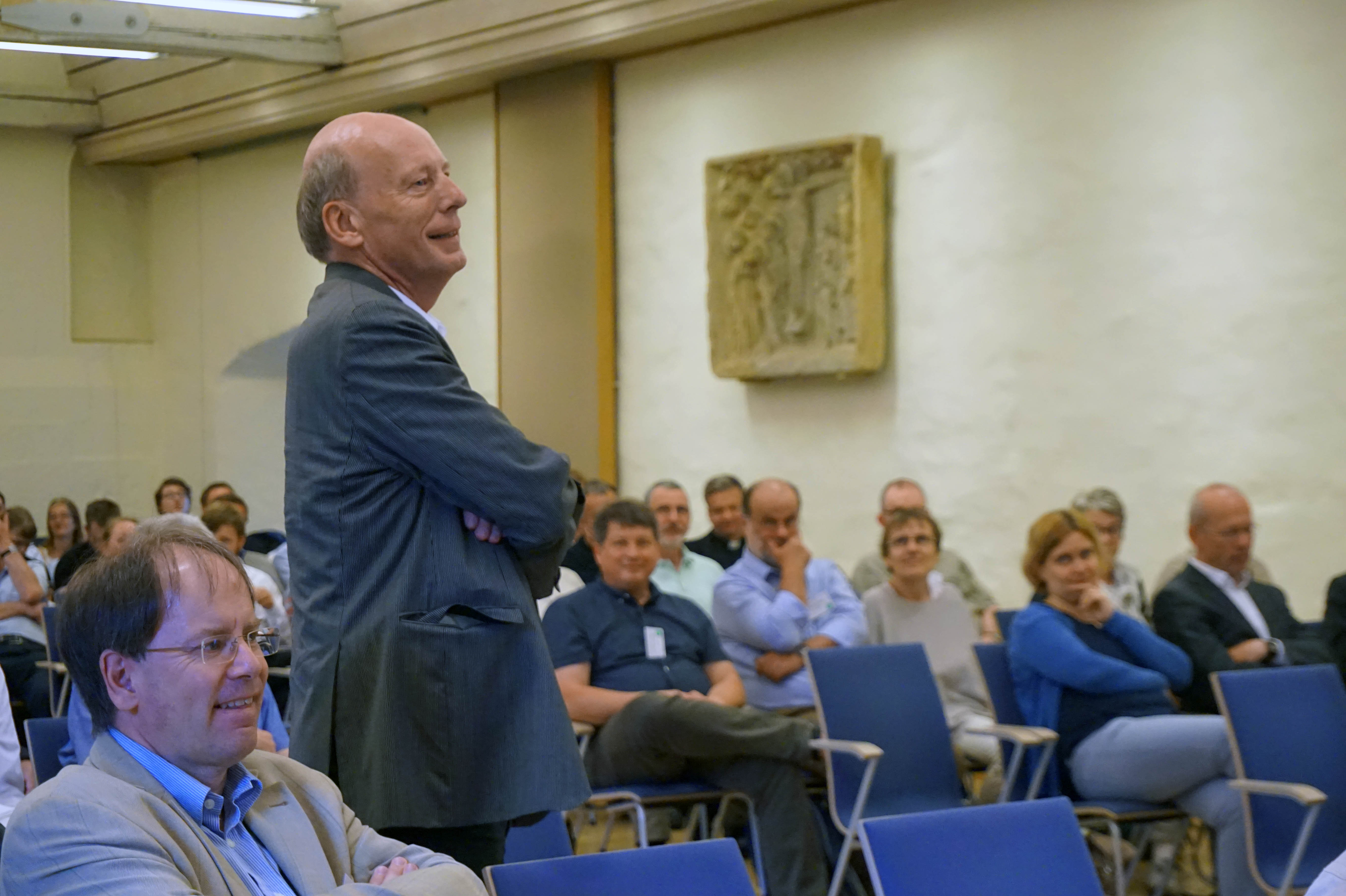 Publikum (sitzend) und Prof. Dr. Eberhard Tiefensee (stehend)