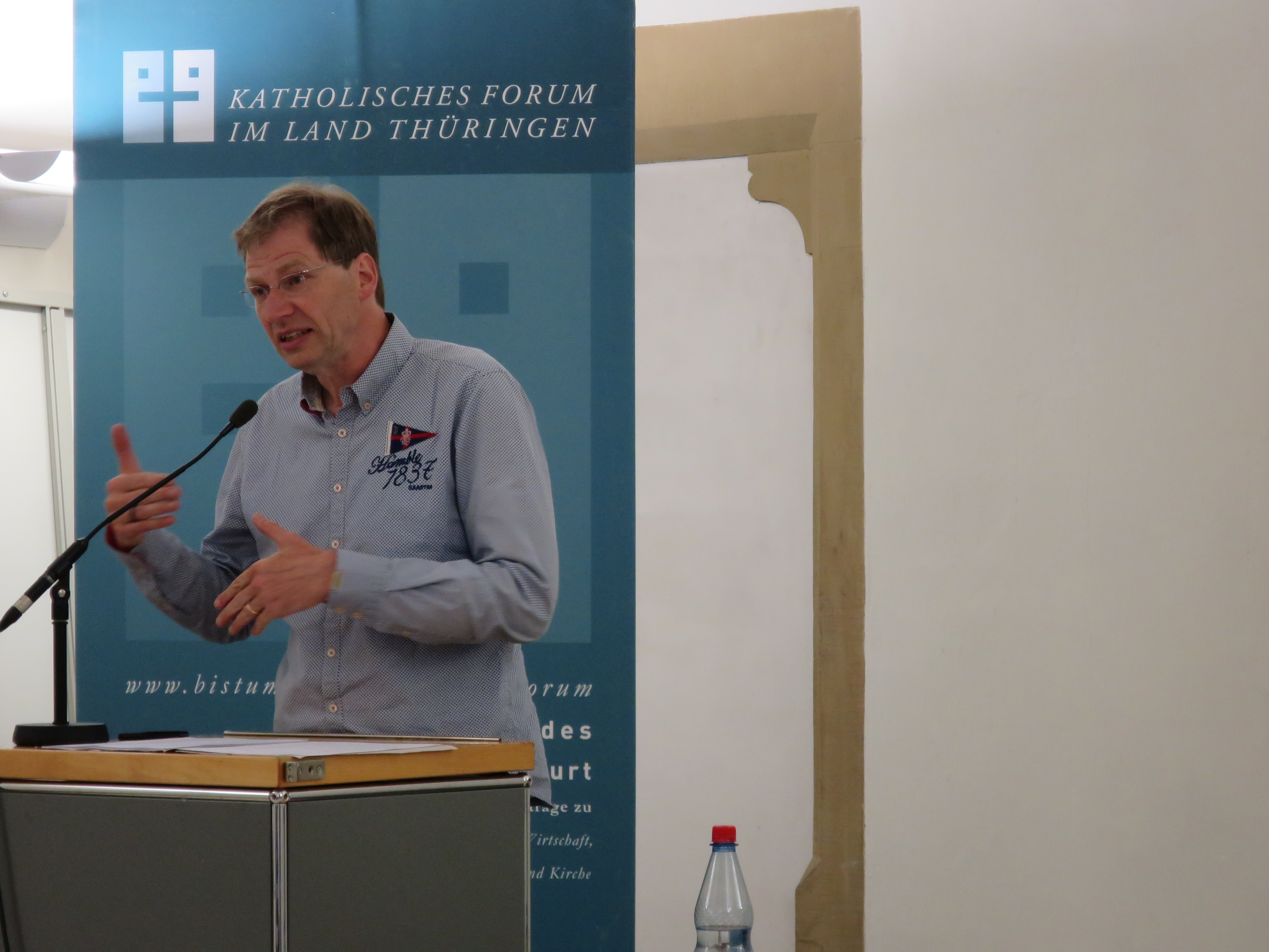 Dr. Martin Lätzel am Rednerpult während seines Vortrags im Rahmen der Kreuzgang-Gespräche 2018
