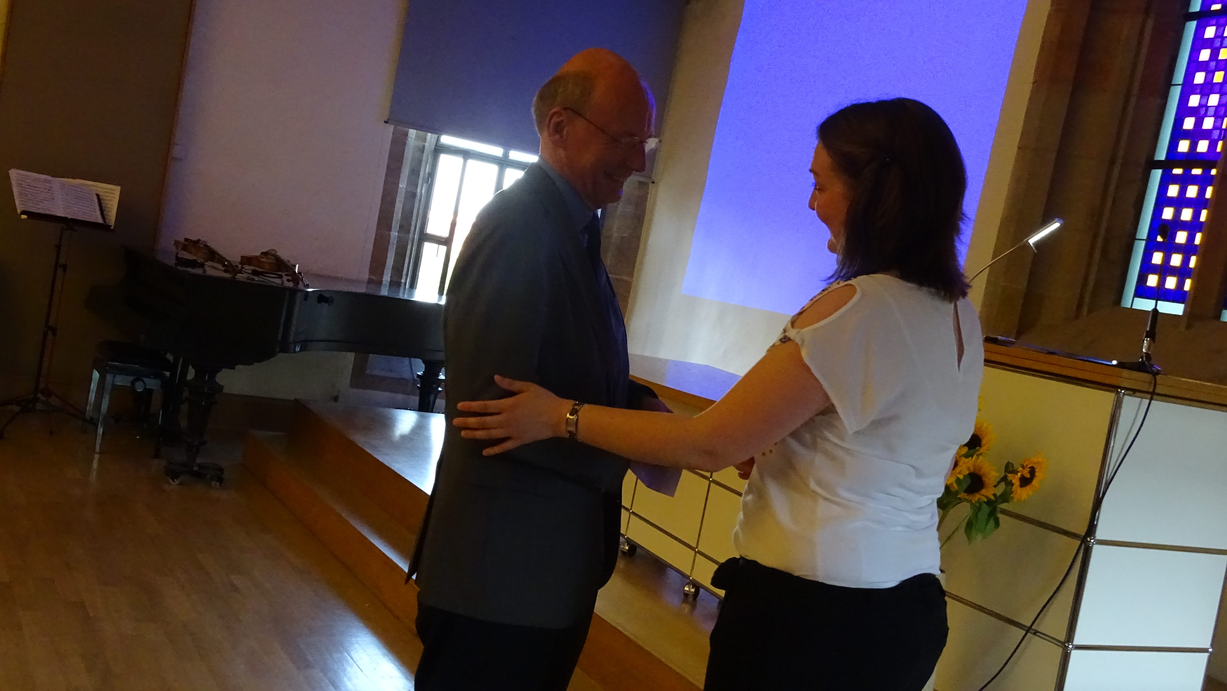 Angelika Todtwalusch bedankt sich bei Prof. Dr. Eberhard Tiefensee