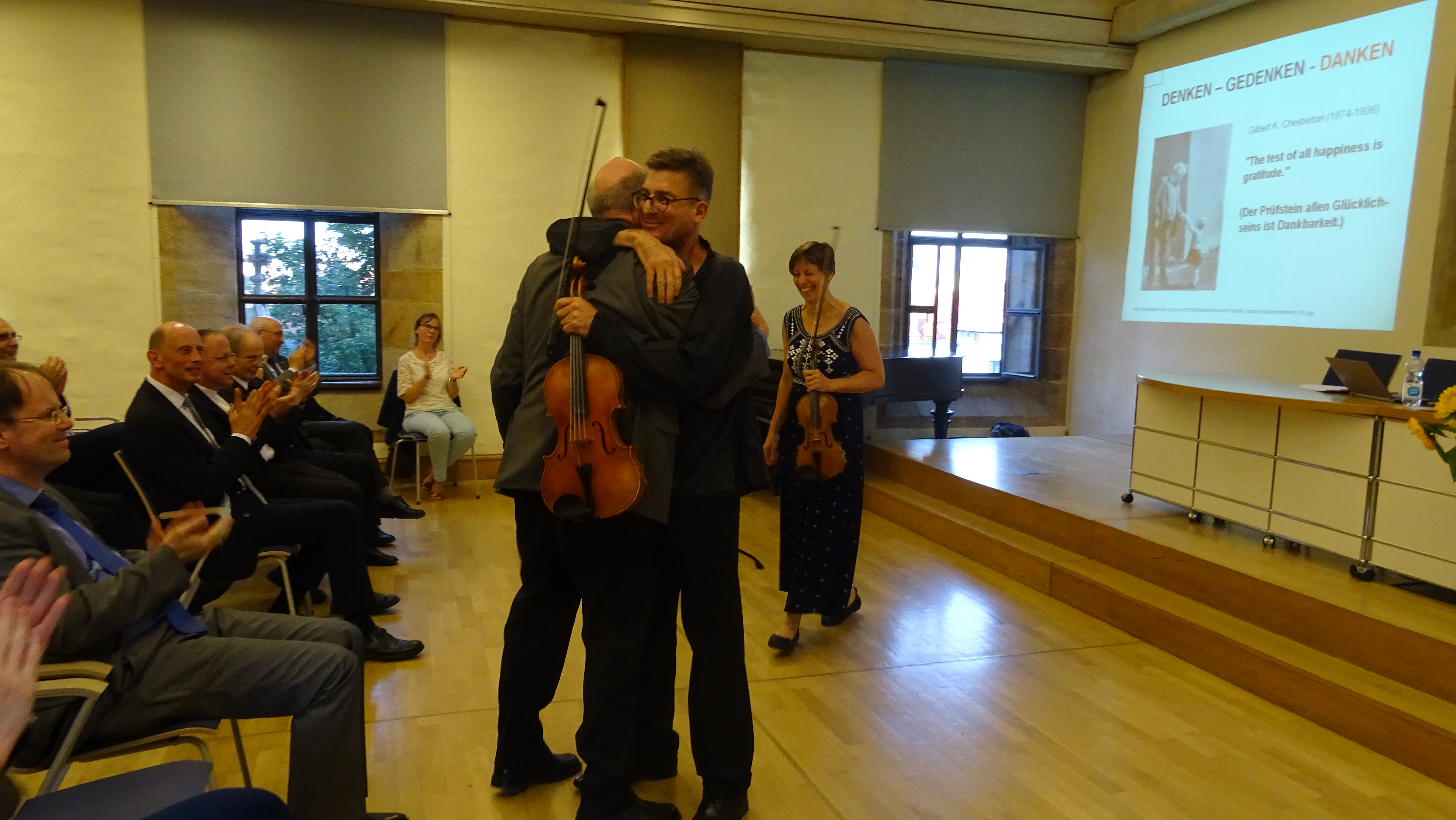 Violinist umarmt zum Dank Prof. Dr. Eberhard Tiefensee