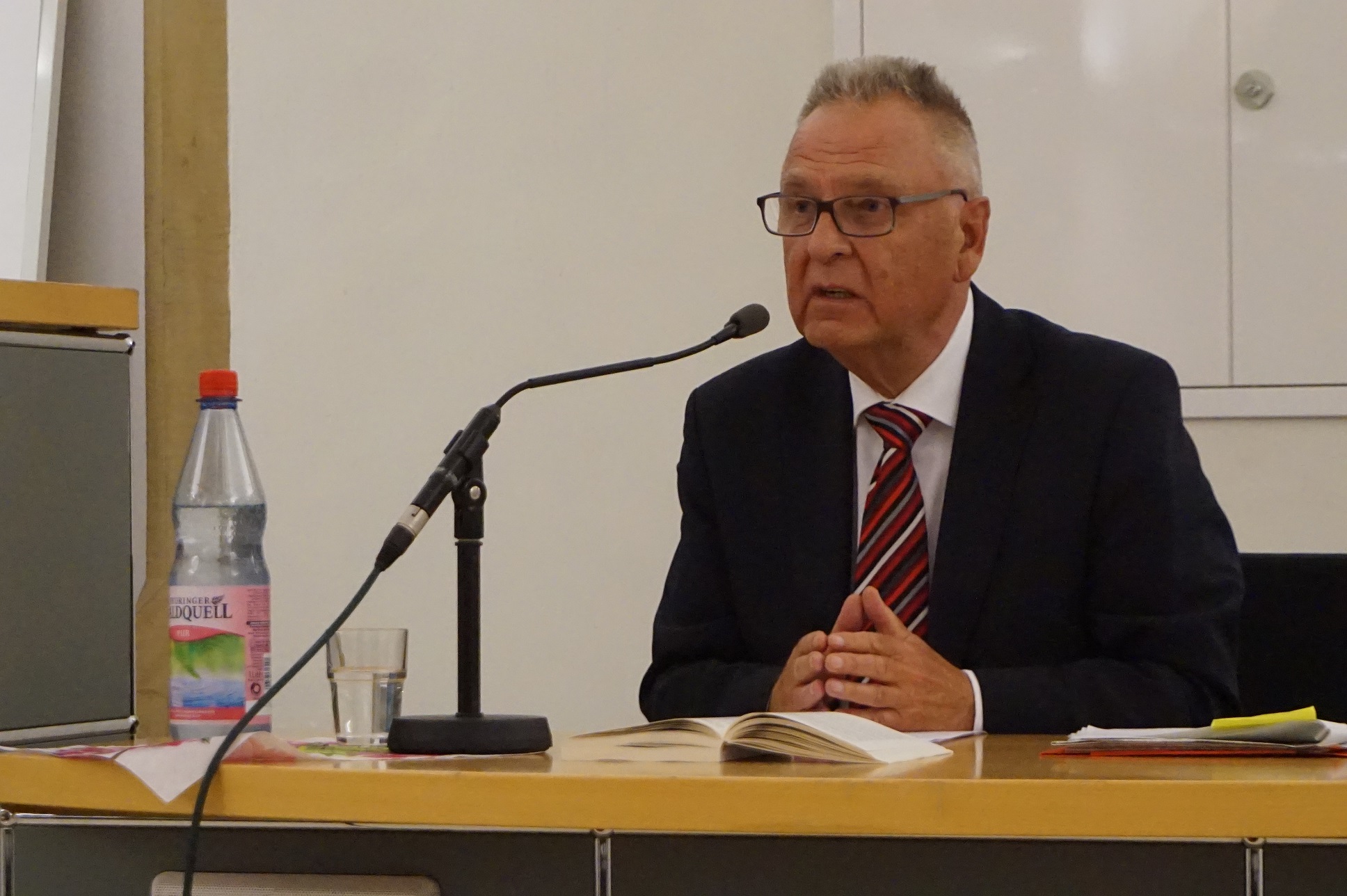 Hans-Jürgen Papier bei seinem Vortrag am Rednerpult im Rahmen der Kreuzgang-Gespräche