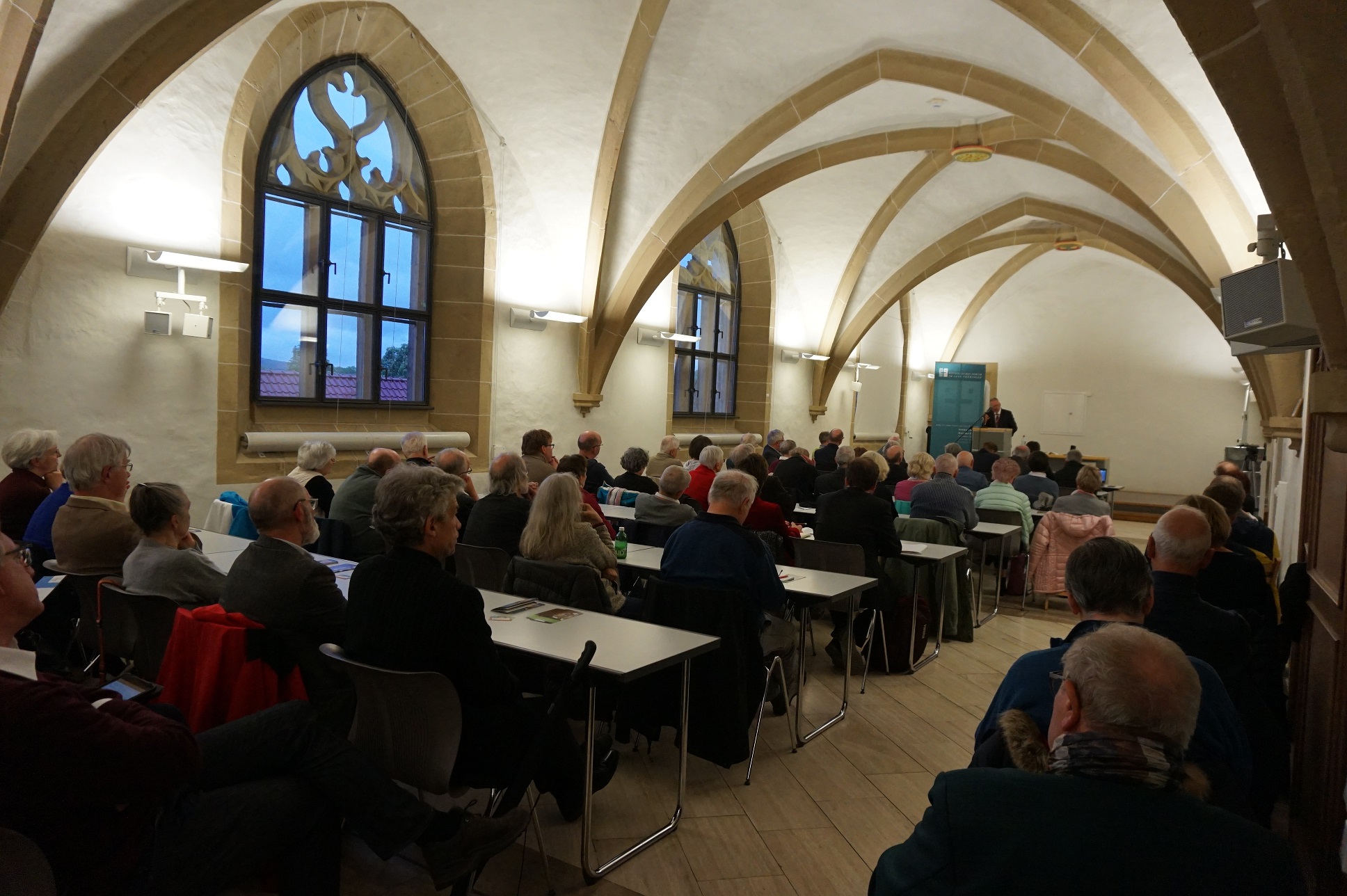 Blick in die Kiliani-Kapelle auf das Publikum während des Vortrags von Hans-Jürgen Papier
