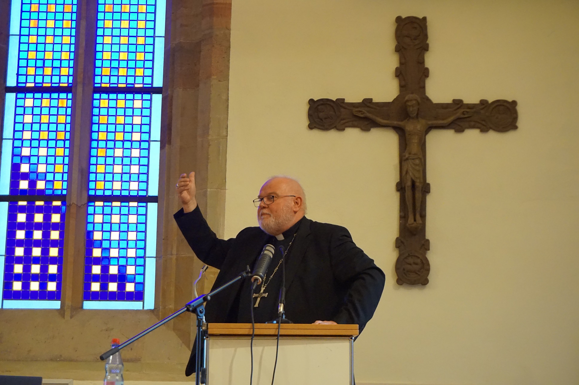 Reinhard Kardinal Marx am Rednerpult im Coelicum der Uni Erfurt im Rahmen der Kreuzgang-Gespräche