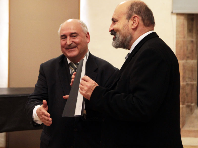 Prof. Dr. Tomáš Halík (rechts) mit Prof. Dr. Michael Gabel (links) bei der Verleihung der Ehrenpromotion