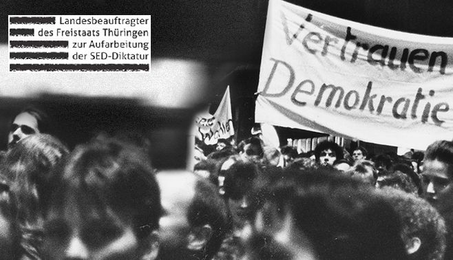 Logo des Landesbeauftragten des Freistaates Thüringen zur Aufarbeitung des SED-Diktatur; im Hintergrund Aufnahmen der Demonstration von 1989/90; auf einem Banner ist zu lesen: Vertrauen Demokratie 