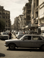 Dichter Verkehr auf einer libanesischen Straße