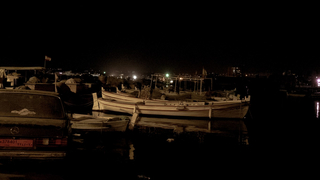 Boote in einem Hafen bei Nacht 