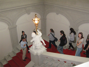 Menschen in einem weißen Treppenhaus