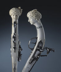 Zwei antike Pistolen