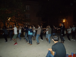 Eine tanzende Menschengruppe