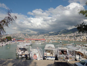 Der Hafen von Jounieh - im Hintergrund das Libanongebirge