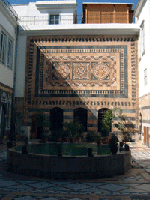 Ein Innenhof mit Mosaik
