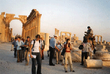 Menschen vor antiken Säulen
