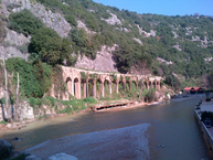Eine alte osmanische Eisenbahnbrücke über einem Fluss