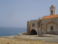 Ein antikes Gebäude vor dem Meer
